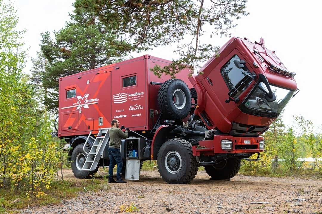 奔驰acros越野卡车改装而成的房车,这红色涂装带劲_乌尼莫克u5000 suv