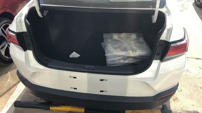别小看车身有点小,但是后备箱的空间是非常大的