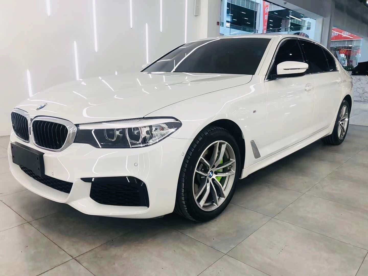 白色车身才最是适合商务五系的样子