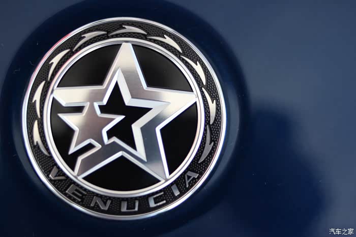 车头的标志,看着就非常的酷,一个五角星的样子,帅气无比,这就是启辰的