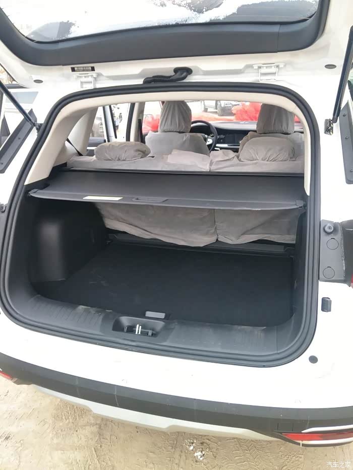 后备箱空间挺大.