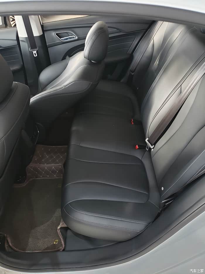 后排空间也宽敞,想必坐去,一定也宽松.