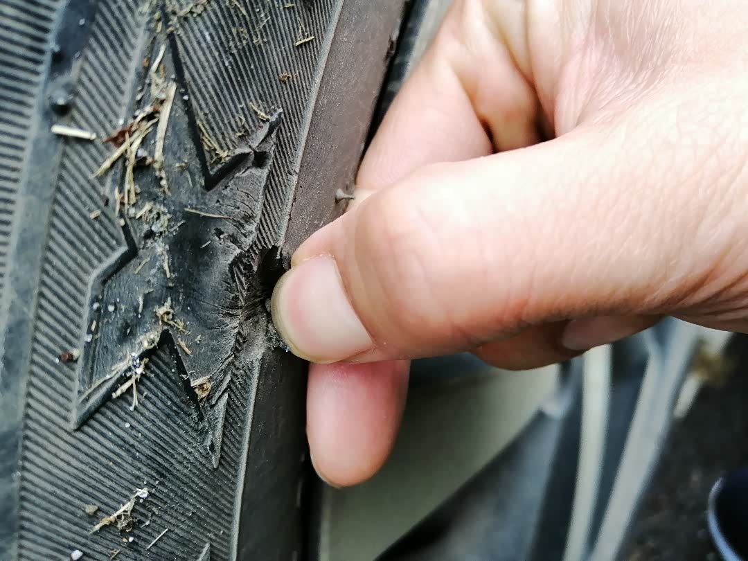 轮胎侧边破了请问露线了吗需要换么