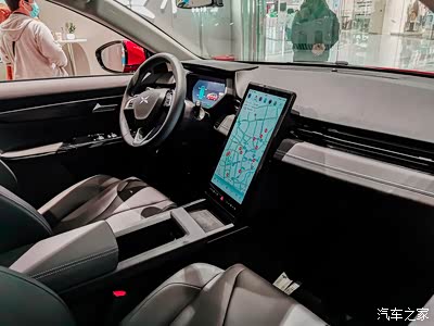 g3的内饰设计属于比较简约的风格,最吸引人的就是中控大屏幕了, 整体