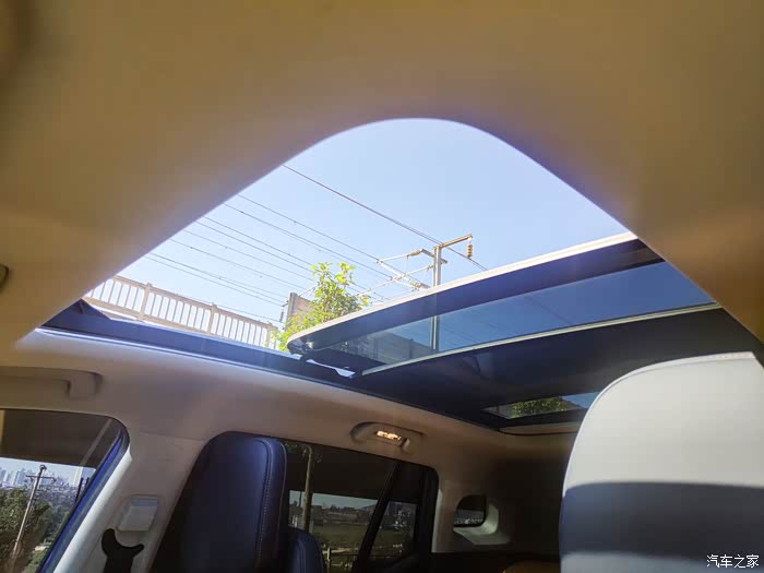 全景天窗,夏天能很快的降低车内温度