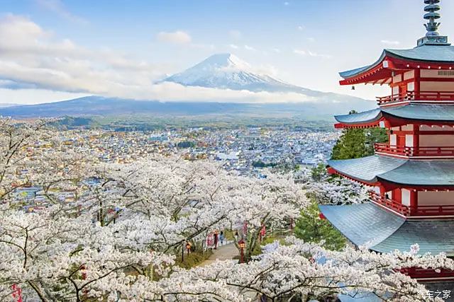 日本北海道的溫泉,著名的火山富士山,吸引了大量的遊客