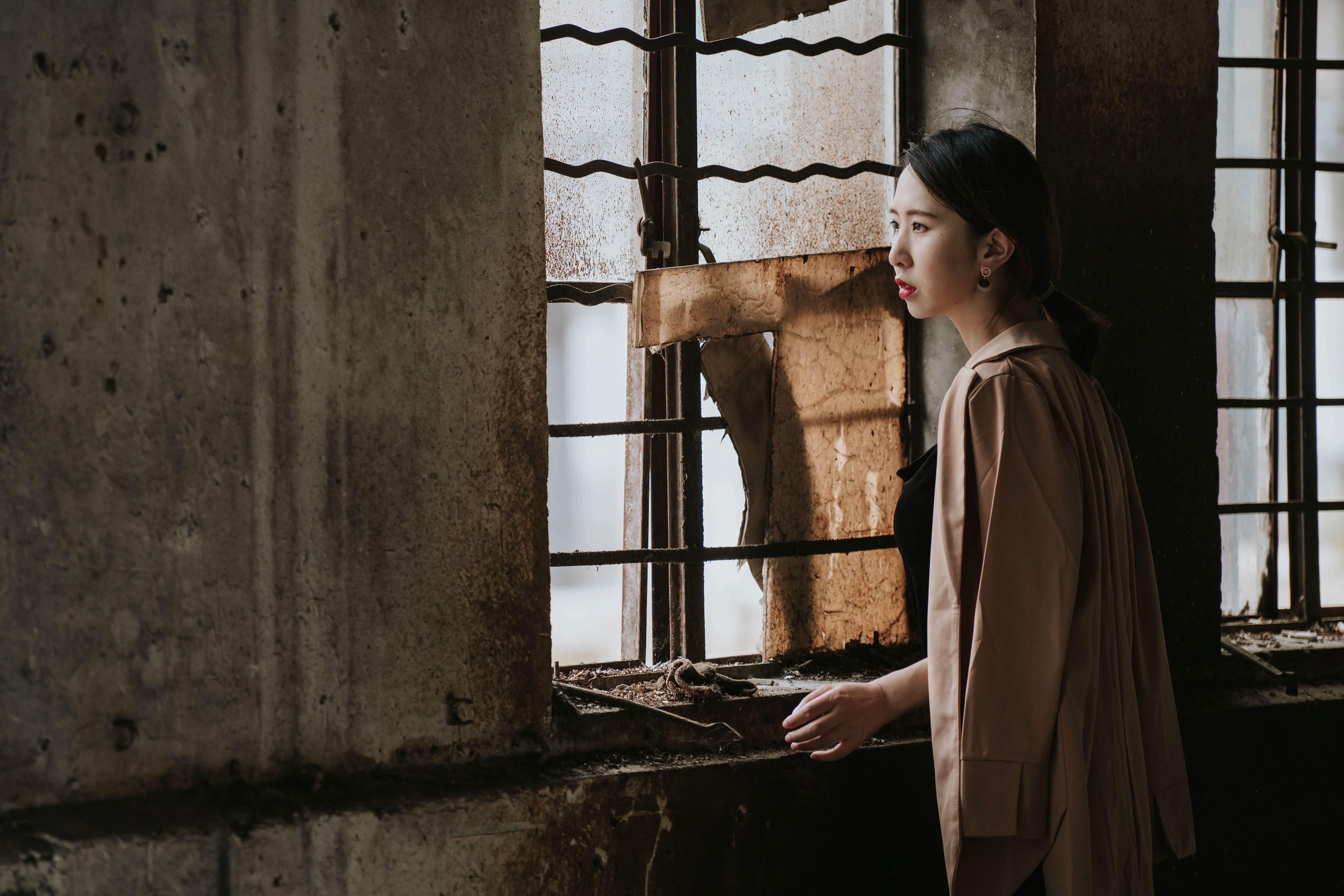 那锈迹斑斑的窗户,玻璃已不再完整,那黄色的塑料玻璃板,还想努力的