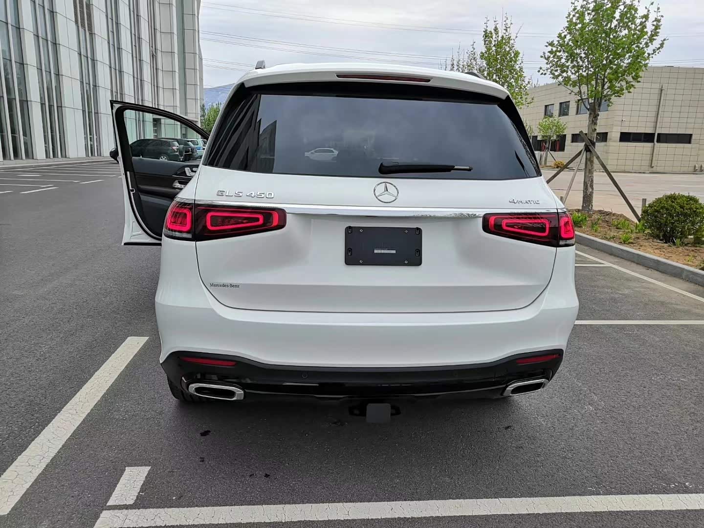 奔驰gls 450白色更为优雅