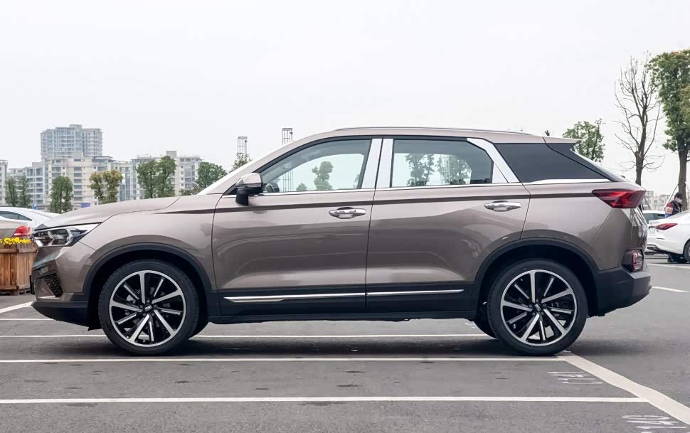 奔腾t77的外观颜值是非常的帅气