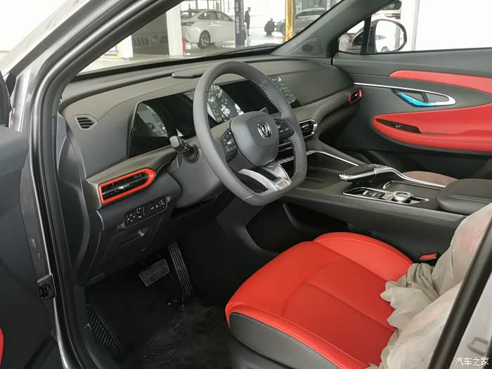 开着爱车小七欣赏长安uni-t