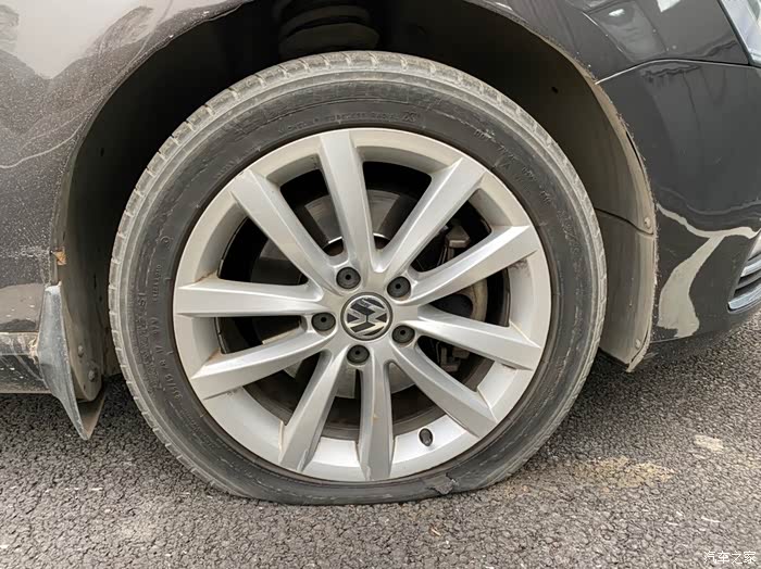 可怜的轮胎,瘪了.