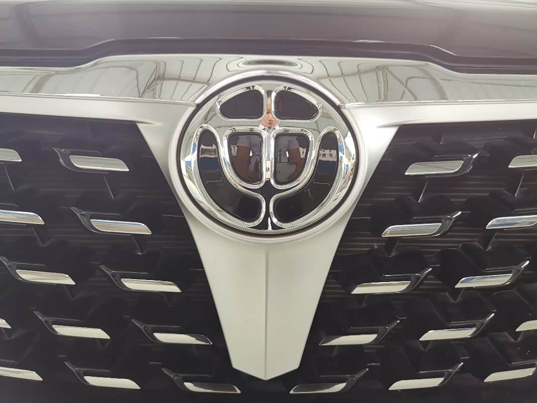 先来看看车标,明显就是符合我们中国人的风格,类似中国结哦.