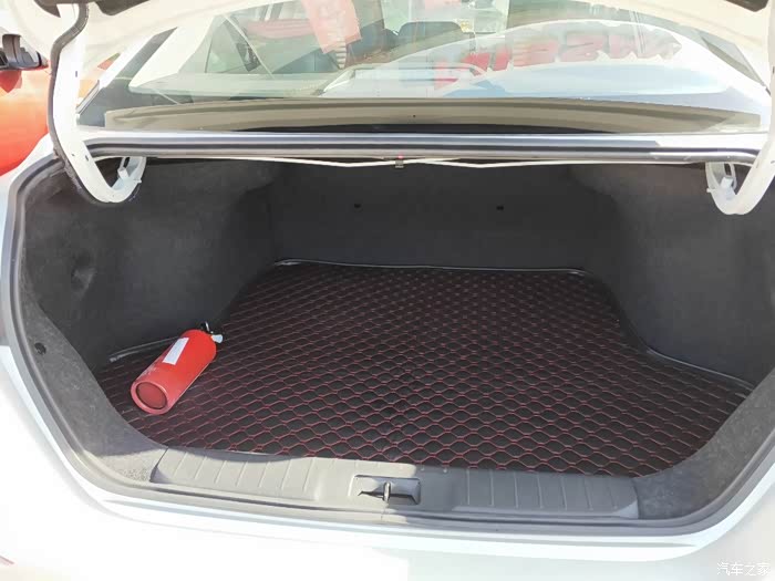 后备箱也蛮大的