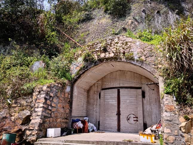 厕所门口竟然有个石门,里面是山洞.