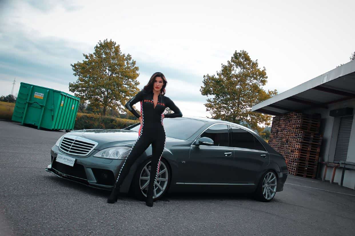 一低遮百丑,让这台大奔帅气不少