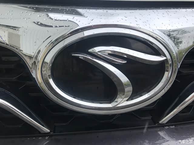 最后给我家大七车标来个特写.