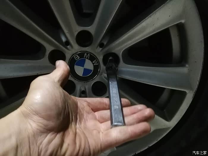 宝马拆防盗螺丝