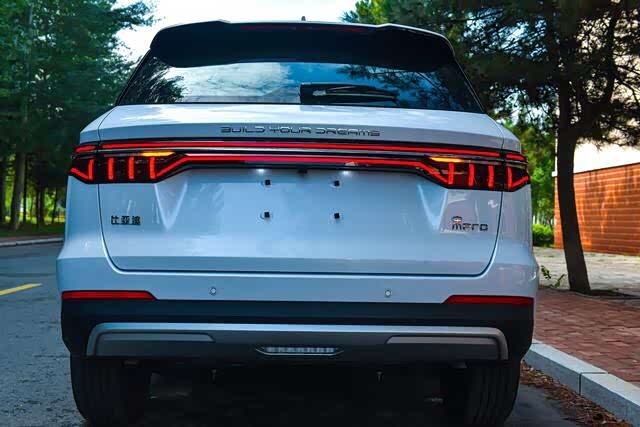 比亚迪宋pro尾部设计很时尚.