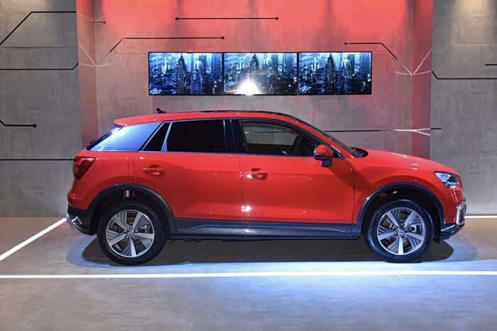 车展上的红色奥迪q2l既运动又喜庆