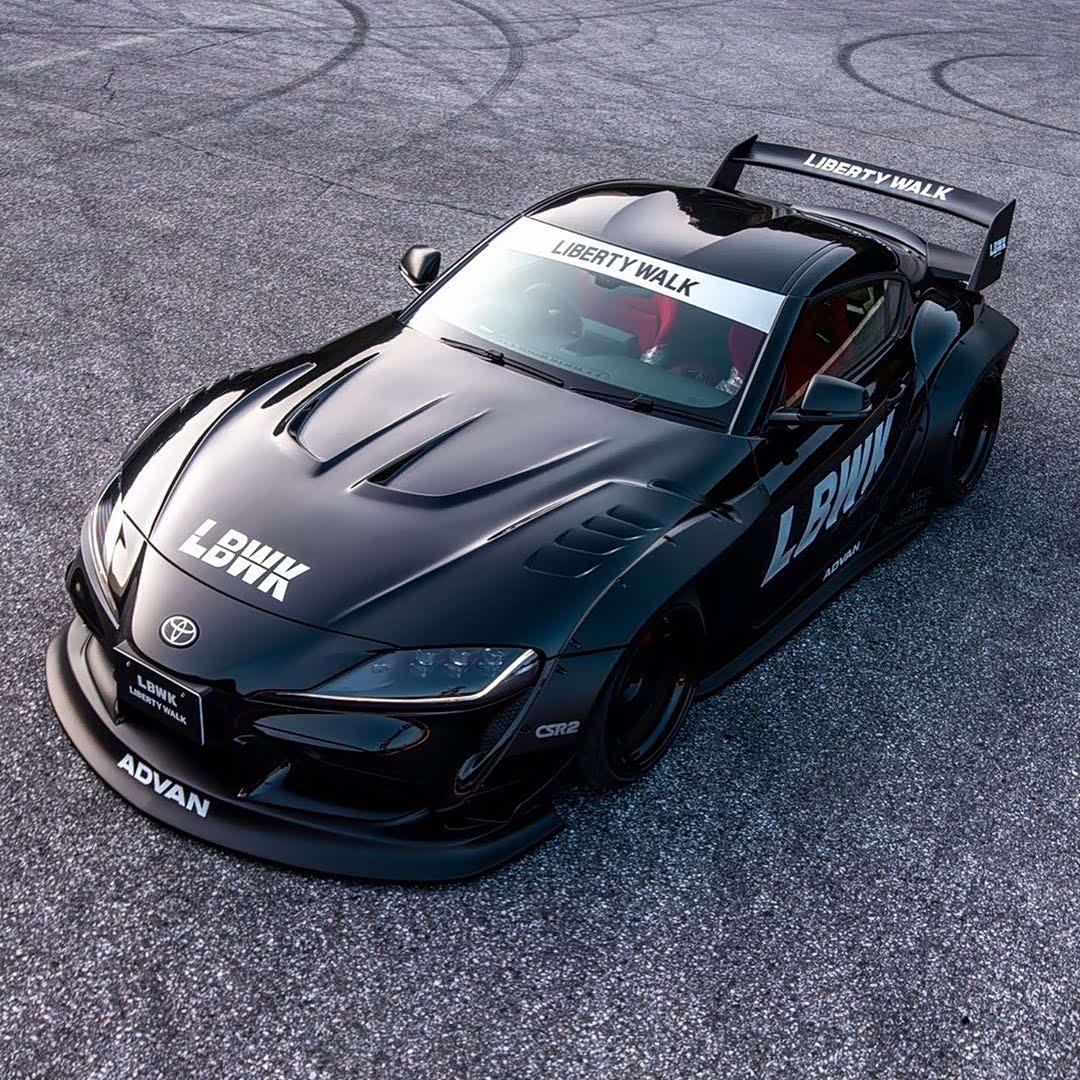 改装后的丰田supra看起来像一辆日本蝙蝠车