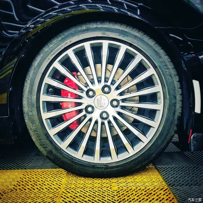 14代皇冠2018款运动版18寸轮毂搭配红色卡钳gs430 ls430的效果