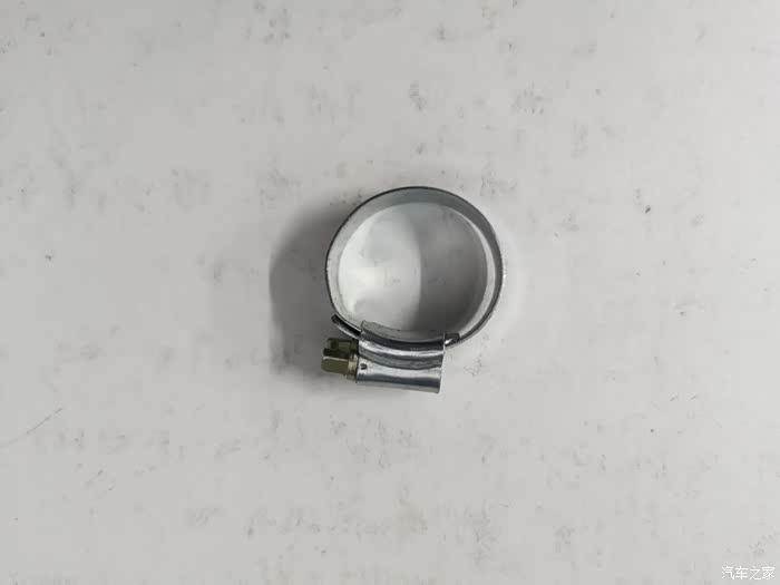 在配四个水管卡子