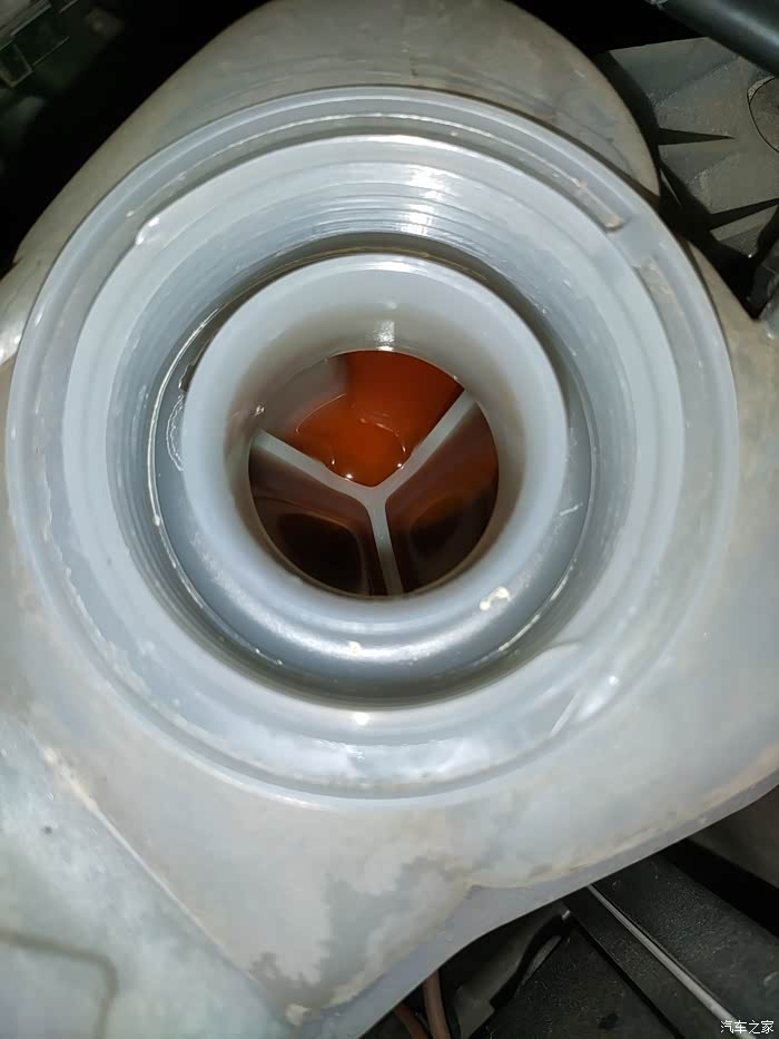三年的车防冻液颜色这样正常吗?