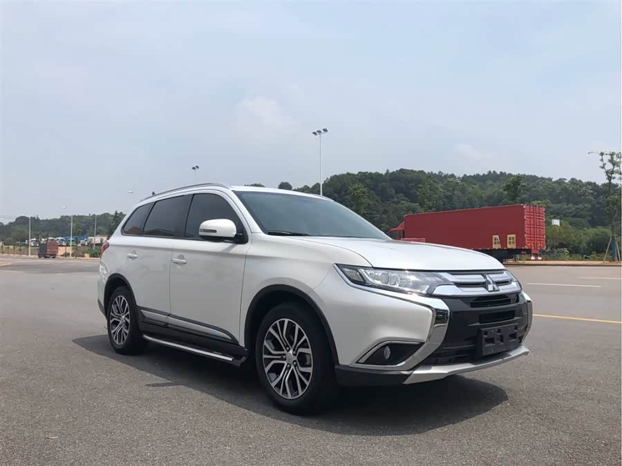 七座合资suv,三菱欧蓝德性价比不错的!