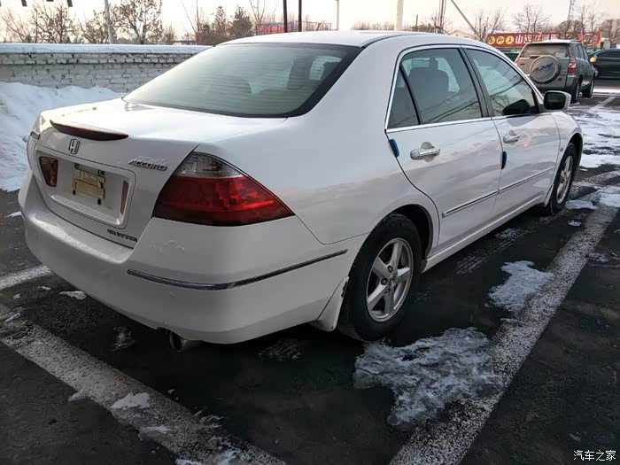 08手动白色的雅阁七代半