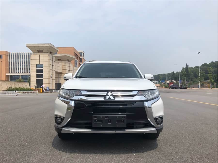 七座合资suv,三菱欧蓝德性价比不错的!