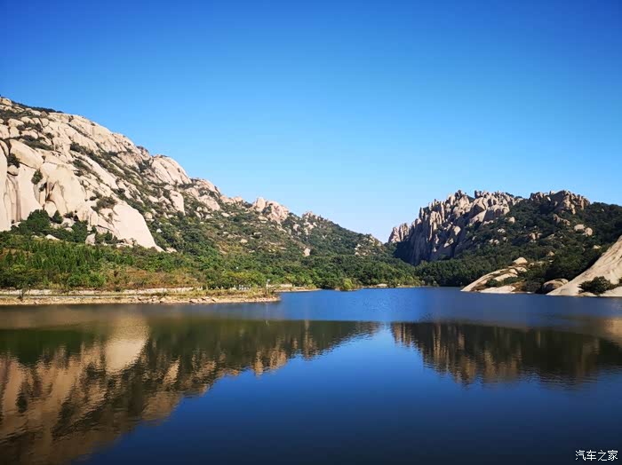 微风吹的湖面上的水轻轻荡动,清澈的湖水映出山的倒影.——琵琶湖