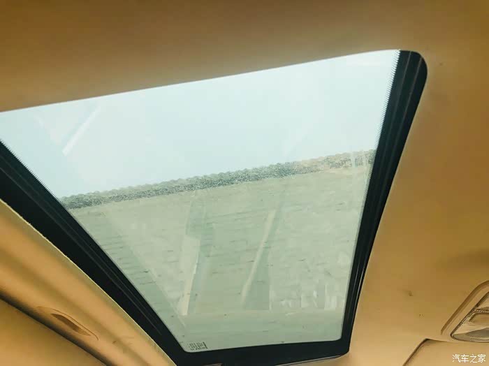 全系标配的电动天窗打开的话还可以看看小星星.