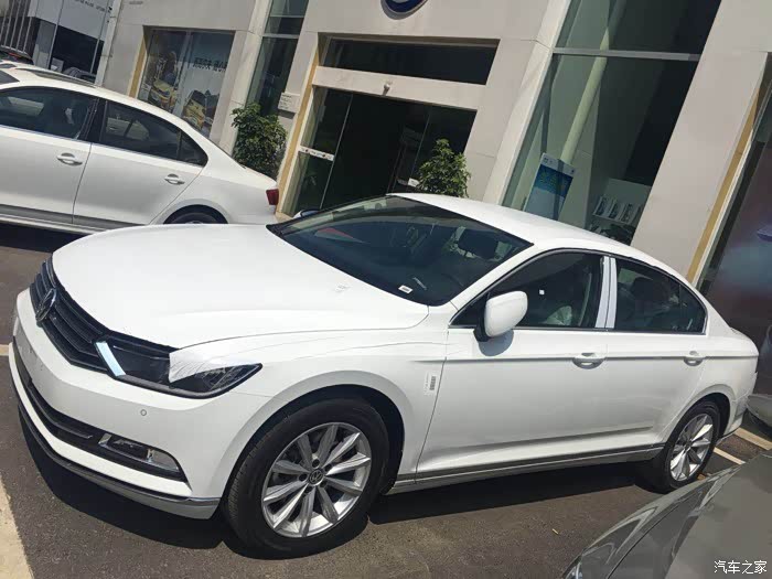 求迈腾白色图片,万分感谢