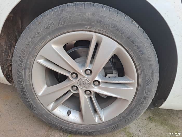 请问一下别克君威2018款20t精英型原装轮胎是固特异的哪个型号的