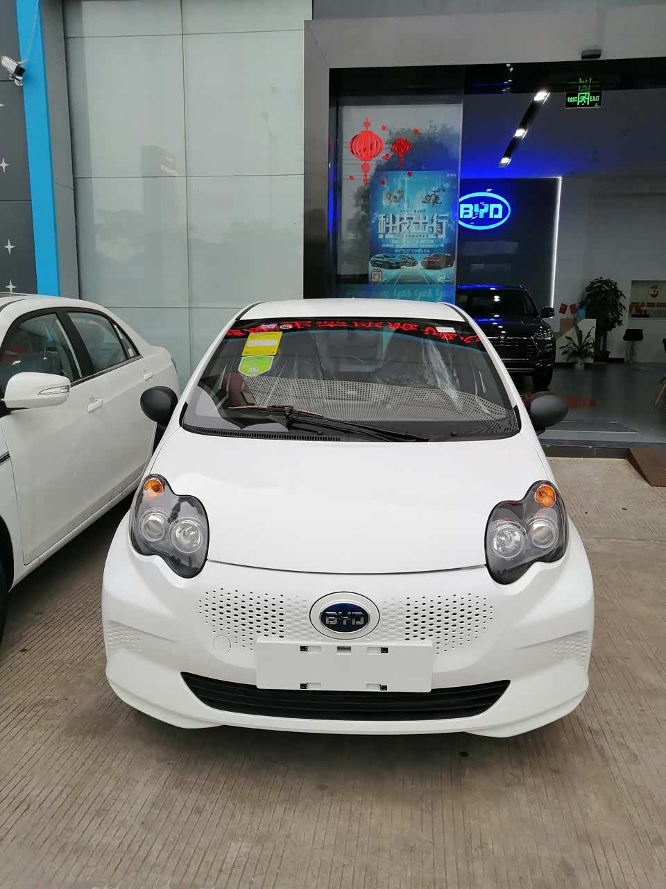 比亚迪e1的外观沿用f0的设计,变化比较明显的就是它的前脸!