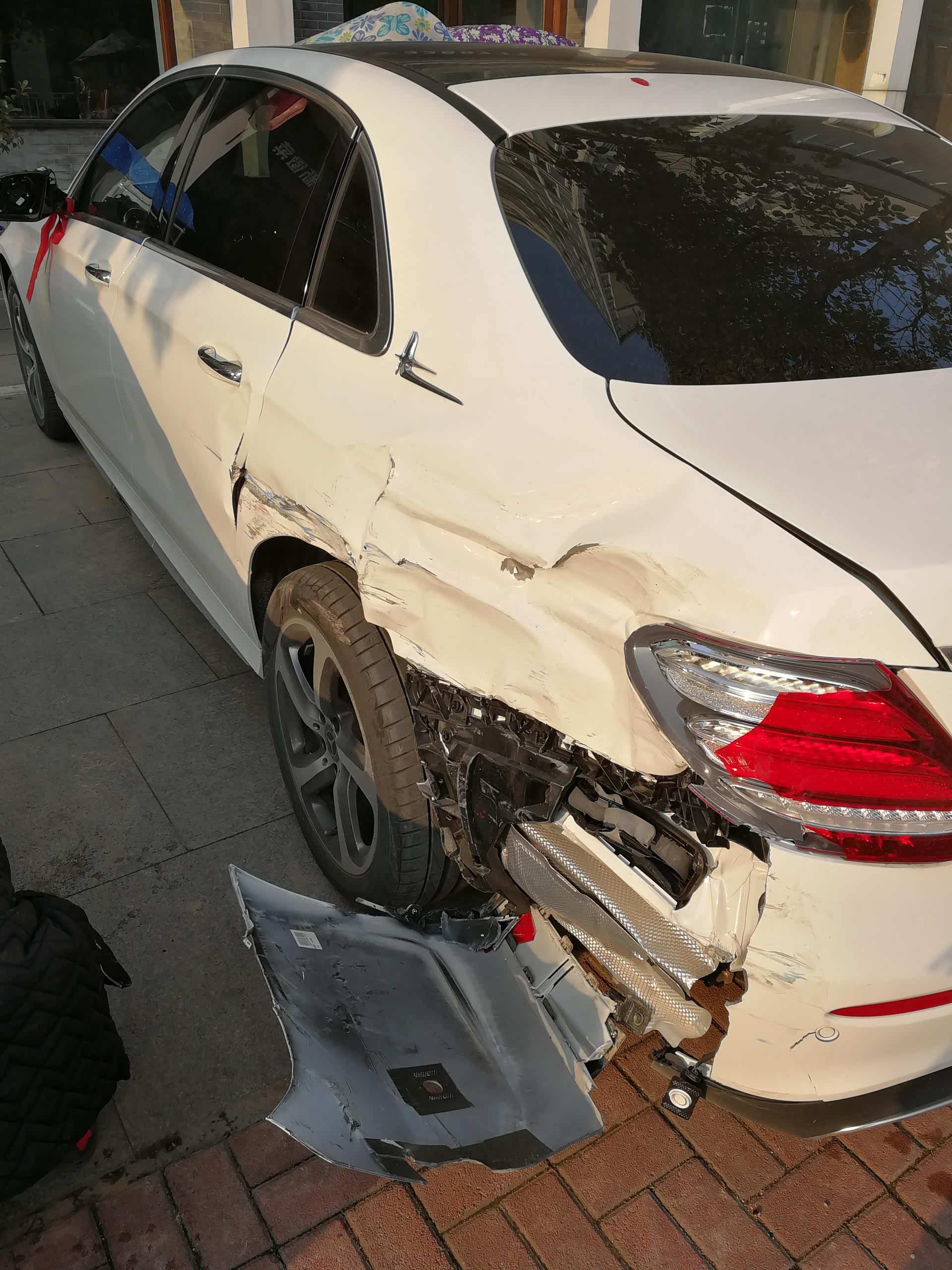 【图】提车第二天被货车追尾!_奔驰e级论坛_汽车之家论坛