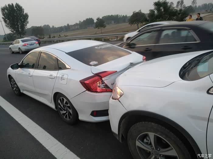 事故贴思域高速被追尾发帖和大家聊一聊