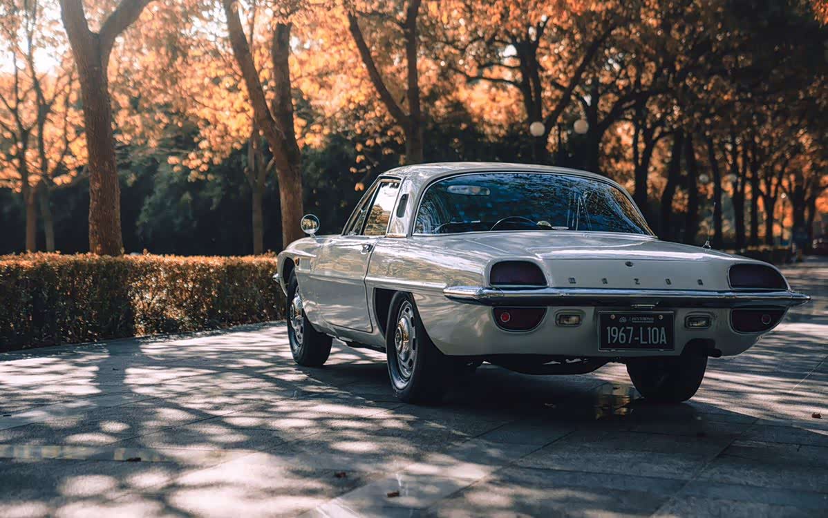 马自达首款具有双重动力发动机的cosmo sport.