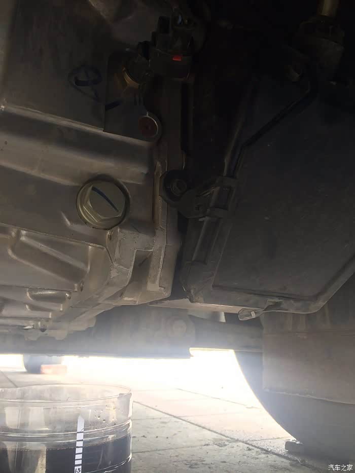 12款新福克斯2.0手动变速箱油加注口在那?