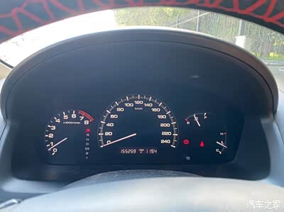 简单仪表盘中规中矩来看看公里数155000公里也还家用车这个里程数算
