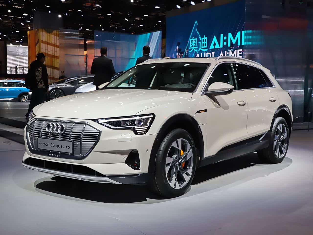 相比我们常见的奥迪车型,这台e-tron独具魅力.