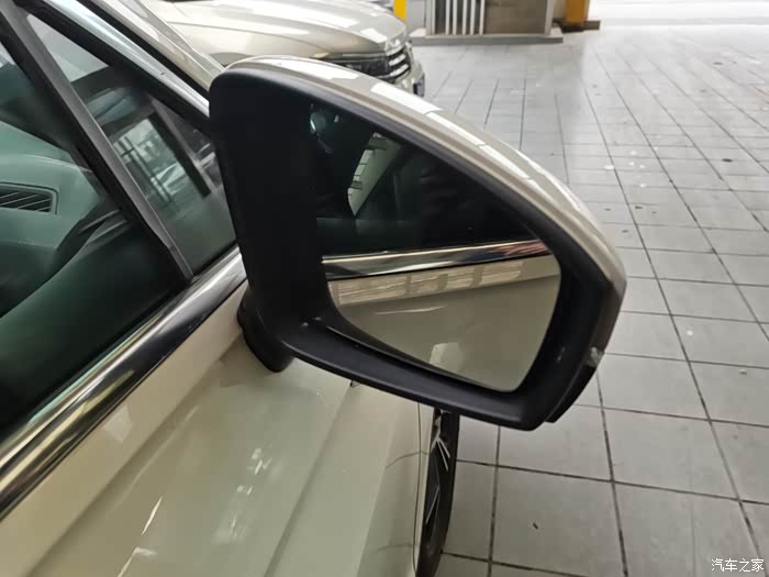 可收缩的倒车灯