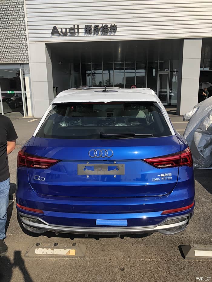 2021款蓝色奥迪q3时尚动感型提车作业