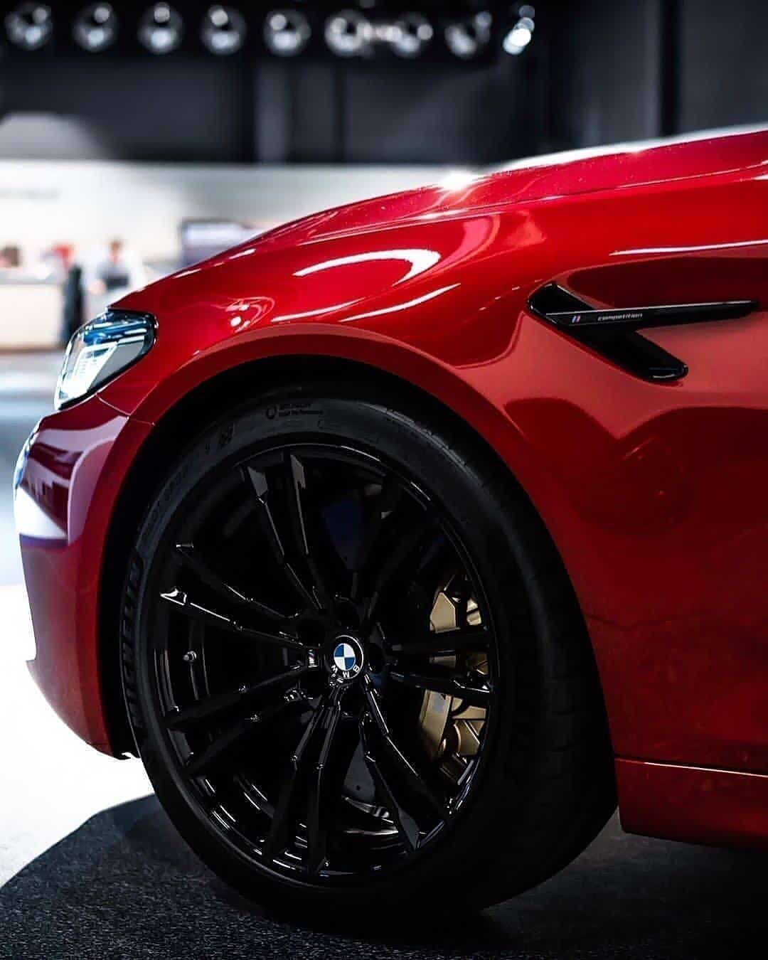 这m5雷霆版酷啊,要是纯黑就更好看了