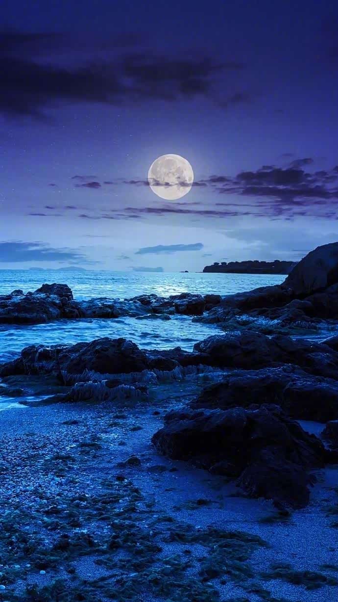 海上生明月,天涯共此时.