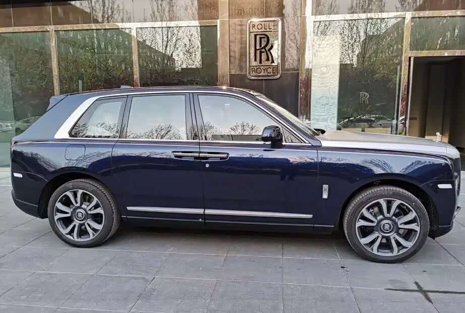 最新款劳斯莱斯库里南亮相!双色车身 星空车顶