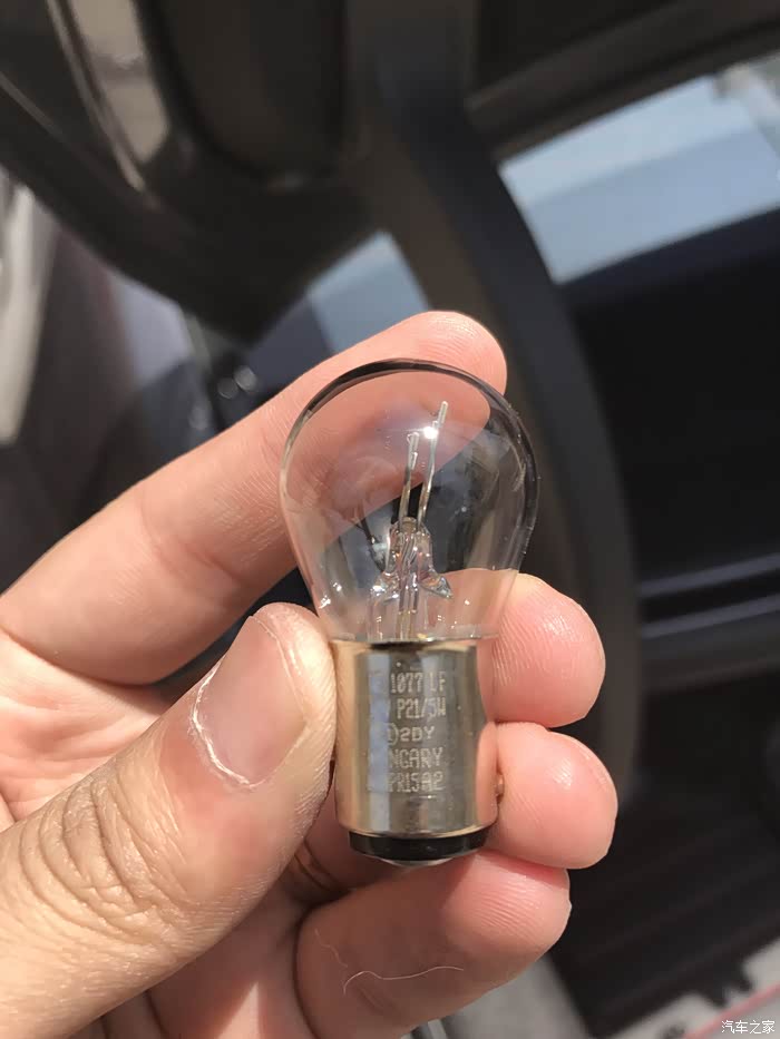 车子后尾灯右侧的有一半不亮请问里面的灯泡是什么型号的呀