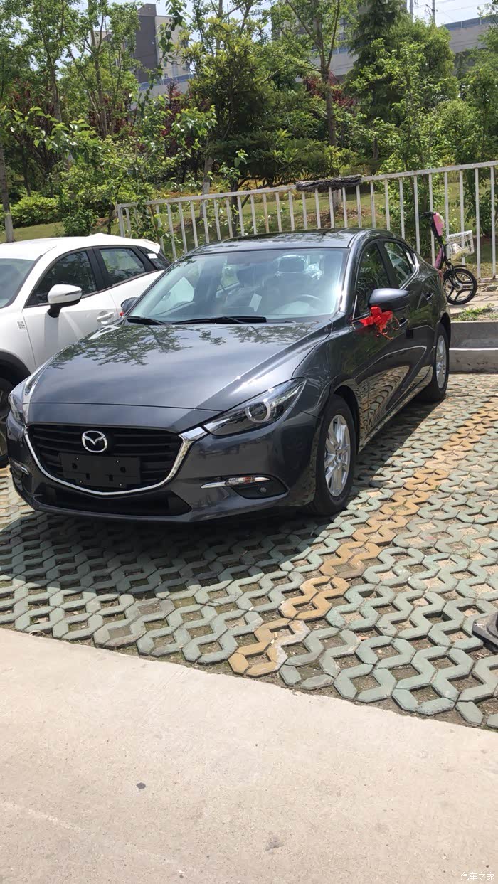 马自达马三灰车图片走一走