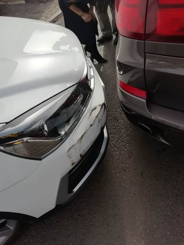 吉利远景s1真实碰撞宝马车主心疼,我也心疼我的小吉呀.