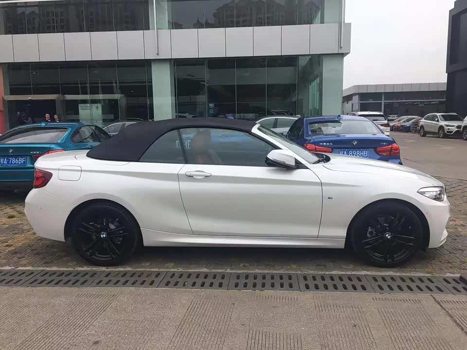 帅气的宝马2系软顶敞篷小跑还是头一次见